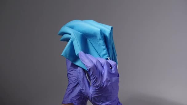 Gri Arka Planda Koruyucu Maskeli Bir Tıp Çalışanı — Stok video