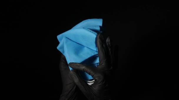 暗い背景に保護マスクを持つ医療従事者 — ストック動画
