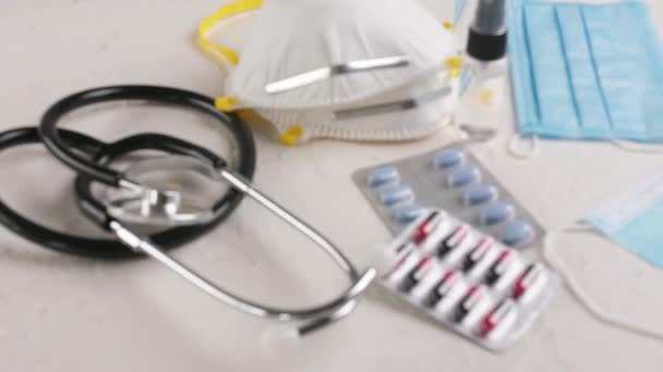 Stethoskop Medizinische Schutzmasken Pillen Und Desinfektionsmittel Auf Weißem Hintergrund Konzept — Stockvideo