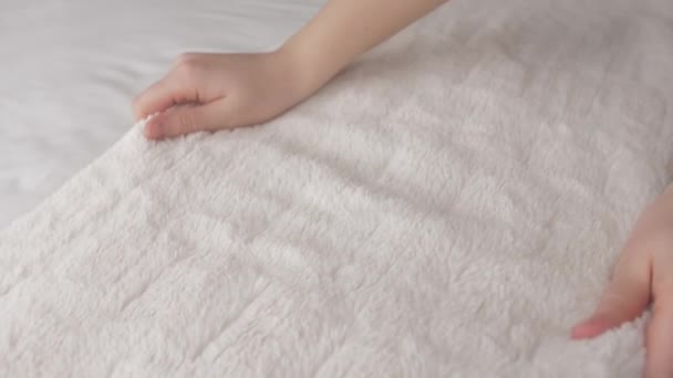 Vrouw Aanraken Zachte Warme Deken Bed — Stockvideo