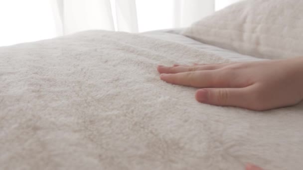 Vrouw Aanraken Zachte Warme Deken Bed — Stockvideo