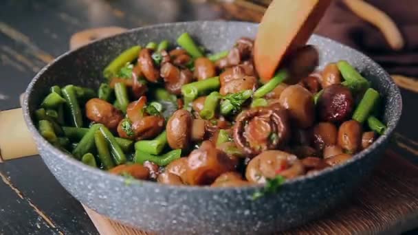 Cottura Funghi Saporiti Con Fagiolini Padella — Video Stock