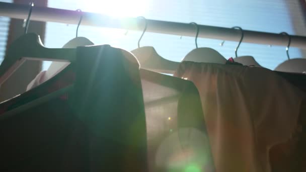 Женщина Выбирает Одежду Гардероба Дома Крупным Планом — стоковое видео