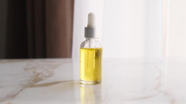 Odada bir şişe doğal kozmetik.