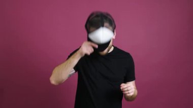 Yakışıklı adam renk arkaplanına şık bir şapka takıyor
