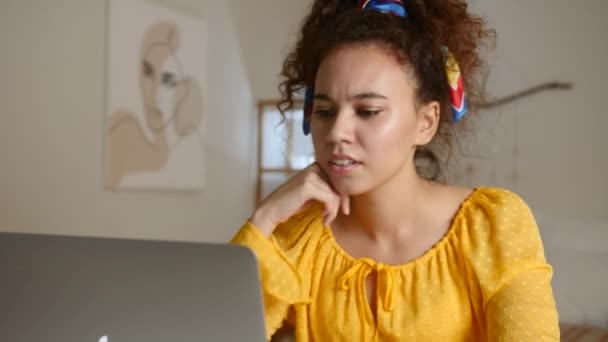 Mooie Afro Amerikaanse Vrouw Die Thuis Aan Laptop Werkt — Stockvideo