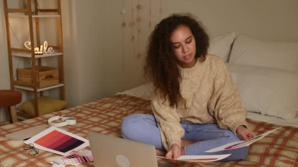 在家里的笔记本电脑上工作的非裔美国设计师 — 图库视频影像