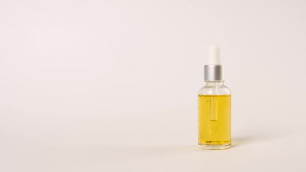 Botella Cosmética Natural Sobre Fondo Blanco — Vídeos de Stock