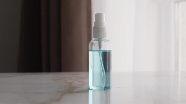 Eine Flasche Naturkosmetik Auf Dem Tisch Zimmer — Stockvideo