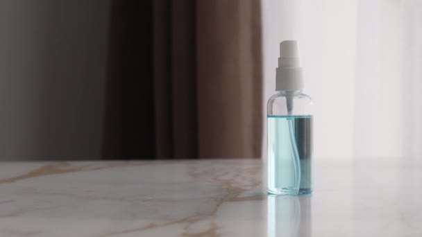 房间里桌上放着一壶天然化妆品 — 图库视频影像