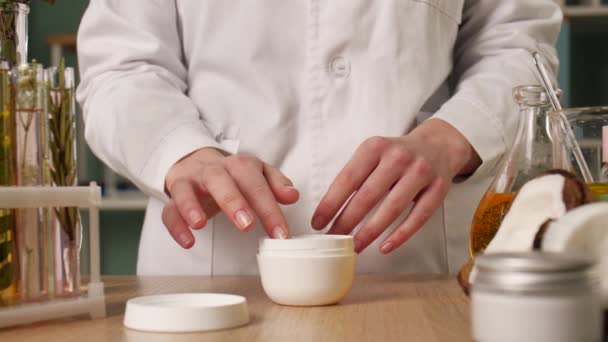 在实验室 特写镜头下 妇女在手上涂天然奶油 — 图库视频影像