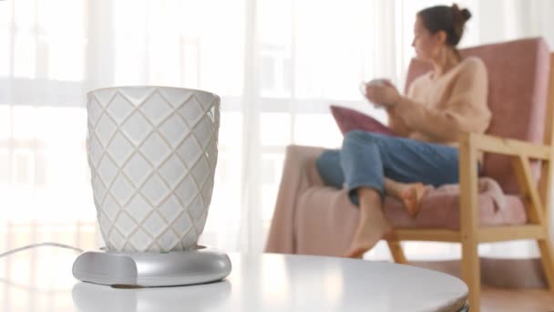 Tasse Café Avec Chauffage Sur Table Jeune Femme Repos Maison — Video