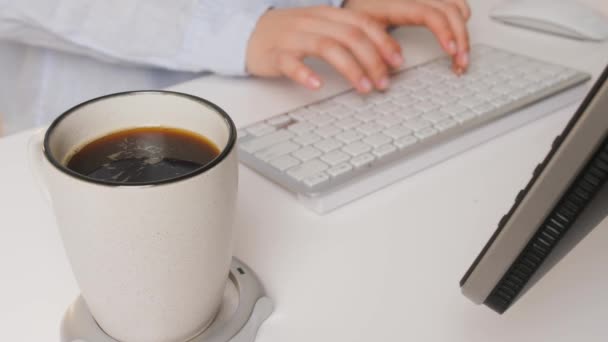 Taza Café Con Calentador Mesa Mujer Joven Que Trabaja Con — Vídeo de stock