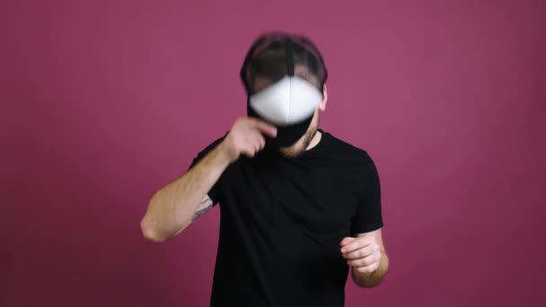 Hombre Guapo Poniendo Elegante Gorra Contra Fondo Color — Vídeos de Stock