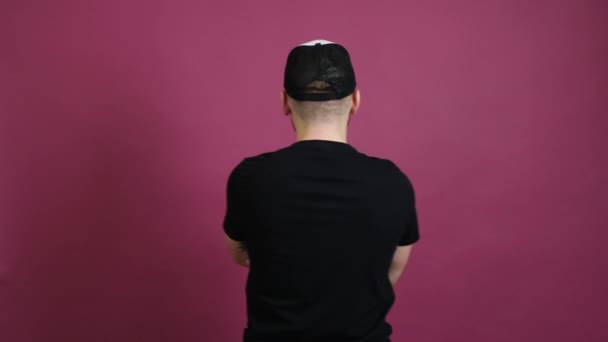 Hombre Disgustado Quitándose Gorra Tirándola Contra Fondo Color — Vídeos de Stock