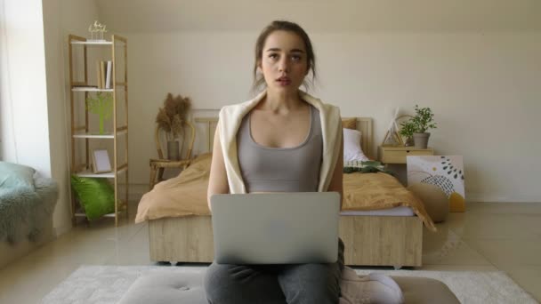Jonge Vrouw Mediteren Tijdens Het Werken Laptop Thuis — Stockvideo
