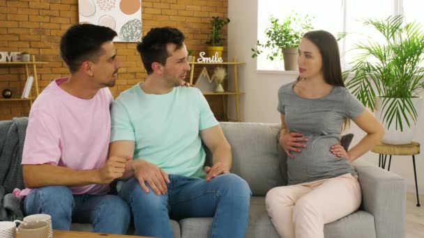 Casal Gay Com Mulher Grávida Casa Conceito Maternidade Substituto — Vídeo de Stock