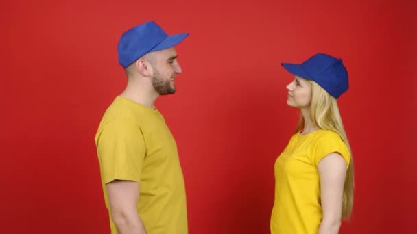 Mujer Joven Poniendo Diferentes Gorras Novio Contra Fondo Color — Vídeo de stock