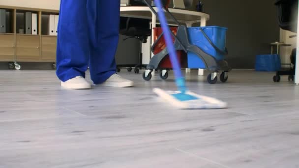 Petugas Kebersihan Mengepel Lantai Kantor — Stok Video