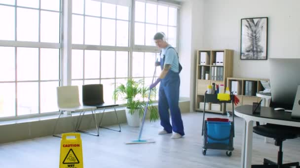 Maschio Asiatico Janitor Listening Musica Mentre Mopping Pavimento Ufficio — Video Stock