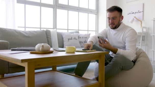 Beau Jeune Homme Écoutant Musique Tout Travaillant Maison — Video