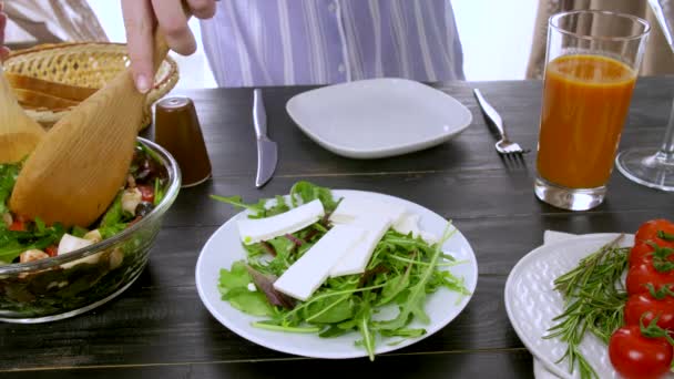 Vrouw Eet Smakelijke Salade Feta Kaas Aan Tafel — Stockvideo
