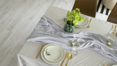 Modern yemek odasında masa hazır, üst manzara.