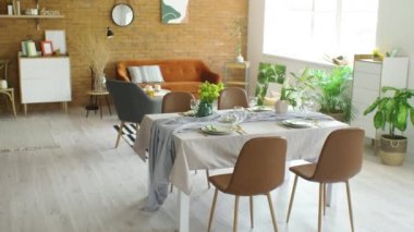 Modern şık yemek odasının içi.