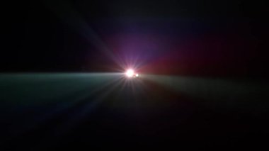 Koyu arkaplana karşı projektörün parlak renk demeti