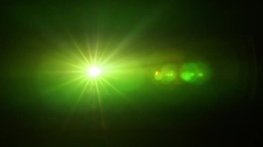 Koyu arkaplana karşı projektörün parlak renk demeti