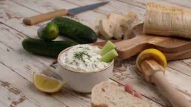 Lezzetli salatalık soslu ekmek yiyen kadın, yakın plan.