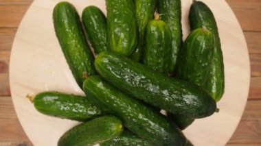 Ahşap zemin üzerinde taze salatalıklar ile dönen tahta, üst görünüm