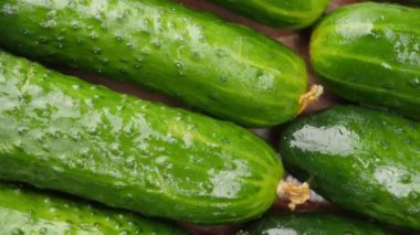 Taze yeşil salatalıklar masada, yakın plan.