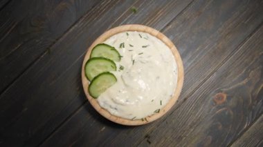 Çeşnili salatalık sosu kabın içine serpiştiriyorum.