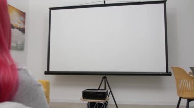 Evde film izleyen genç bir kadın.