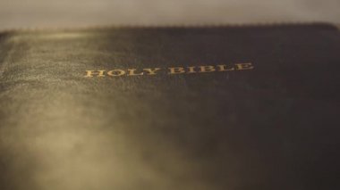 Kutsal İncilin Açılışı, Yakın plan