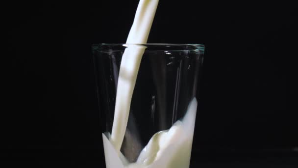 Наливання Свіжого Молока Склянку Темному Фоні — стокове відео