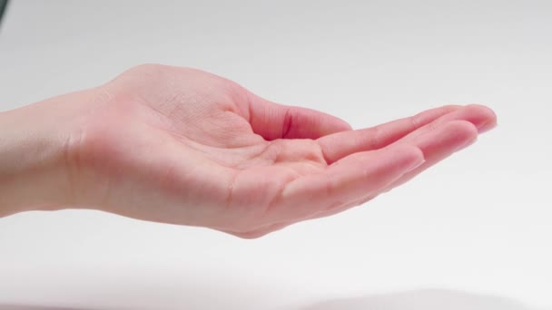 Verser Des Pilules Sur Main Féminine Sur Fond Blanc — Video