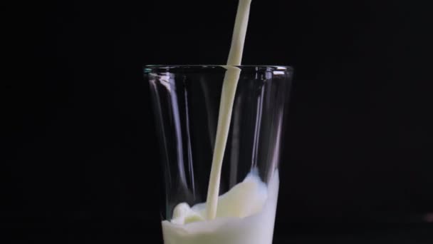 Gieten Van Verse Melk Glas Donkere Ondergrond — Stockvideo