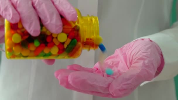 一瓶五颜六色的药丸 — 图库视频影像