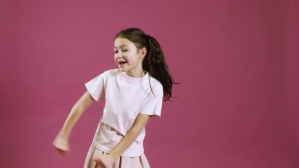 Menina Bonito Dançando Contra Fundo Cor — Vídeo de Stock