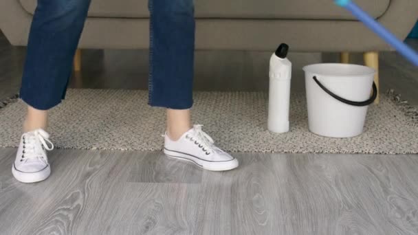 家で床を掃く女 — ストック動画