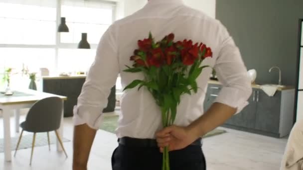 Przystojny Mężczyzna Chowa Bukiet Kwiatów Domem — Wideo stockowe