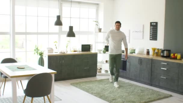 Handsome Man Giving Bouquet Flowers Viewer Home — Stock Video