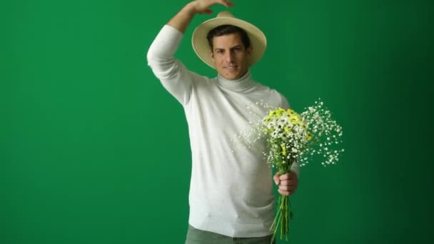 Sexy Mężczyzna Dając Bukiet Kwiatów Oglądania Tle Koloru — Wideo stockowe