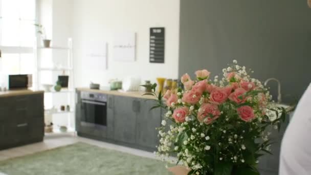 Красивий Чоловік Кладе Букет Квітів Вазу Вдома — стокове відео