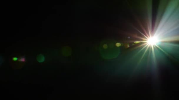 Faisceau lumineux de couleur du projecteur vidéo sur fond sombre 