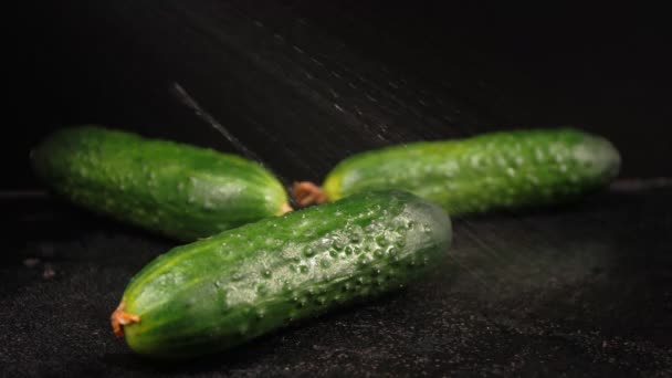 Strooien Groene Komkommers Donkere Tafel Met Water — Stockvideo