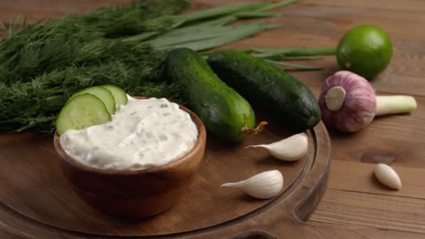 Vrouw Die Lekkere Komkommersaus Eet Close — Stockvideo