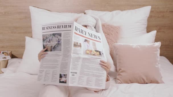 一个拿着报纸在家照顾皮肤的年轻女人的早晨 — 图库视频影像